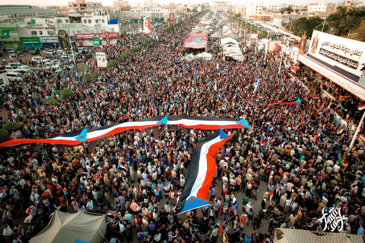 مليونية عدن تجدد التفويض للانتقالي والزبيدي وتعيد خلط الأوراق في اليمن